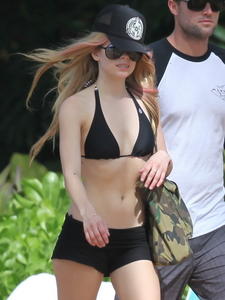 Avril Lavigne in bikini Hawaii