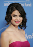 th_63111_Selena_Gomez_-_UNICEF_Ball_Honoring_Jerry_Weintraub_in_Beverly_Hills_-_December_10_2009_027_122_1194lo.jpg