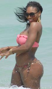 th_148615530_serena_williams_beach_fl6_lg_122_1197lo.jpg