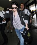 th_79663_C4E_Kristen_Stewart_catching_a_flight_out_of_LAX_Airport_in_Los_Angeles_CA_October_18_2009-04_122_186lo.jpg