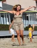 th_14434_Celebutopia-Natasha_Henstridge_enjoys_a_day_on_Malibu_beach-06_122_343lo.jpg