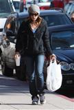 th_64772_Celebutopia-Jessica_Biel_walks_to_a_book_store_and_a_market_to_buy_some_food_in_Los_Angeles-03_122_407lo.jpg