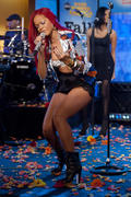 th_30119_RihannaatGoodMorningAmericainNYC17.11.2010_76_122_662lo.JPG