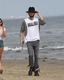 th_70090_Preppie_Jared_Leto_hanging_out_on_the_beach_in_Malibu_70_122_688lo.jpg