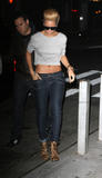 th_72335_Rihanna_leaving_her_hotel_and_heading_out_to_the_4040_Club_in_New_York_City_-_November_2_2009_0006_122_835lo.jpg
