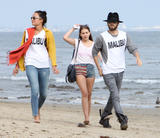 th_73006_Preppie_Jared_Leto_hanging_out_on_the_beach_in_Malibu_64_122_859lo.jpg
